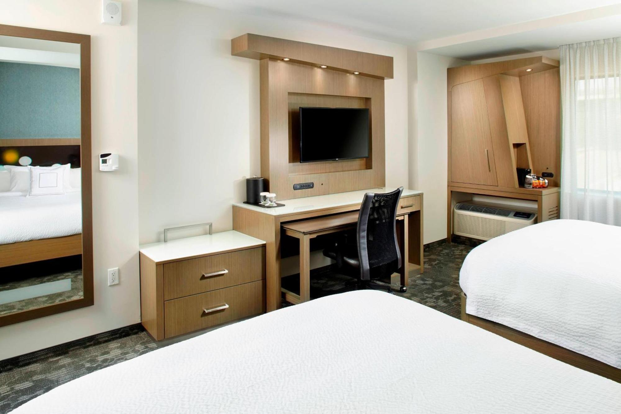 Courtyard By Marriott Downtown Hotel