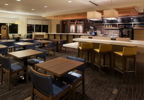 Courtyard By Marriott Downtown Hotel